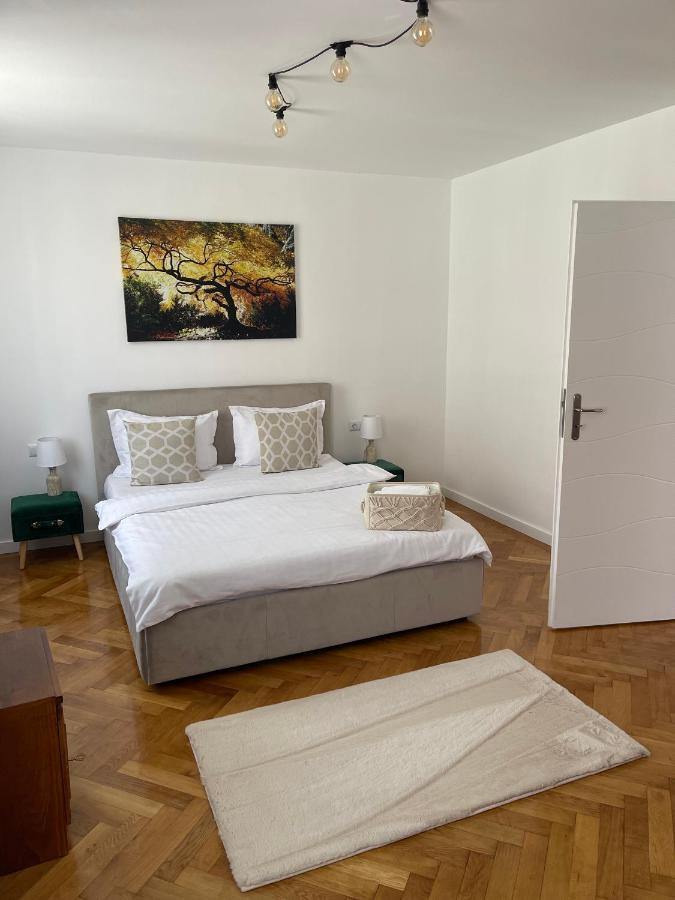 Maple Apartment *
